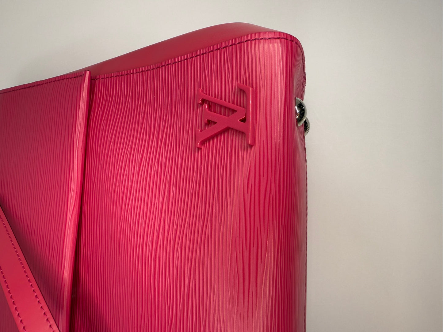 LOUIS VUITTON Cluny MM Epi Hot Pink