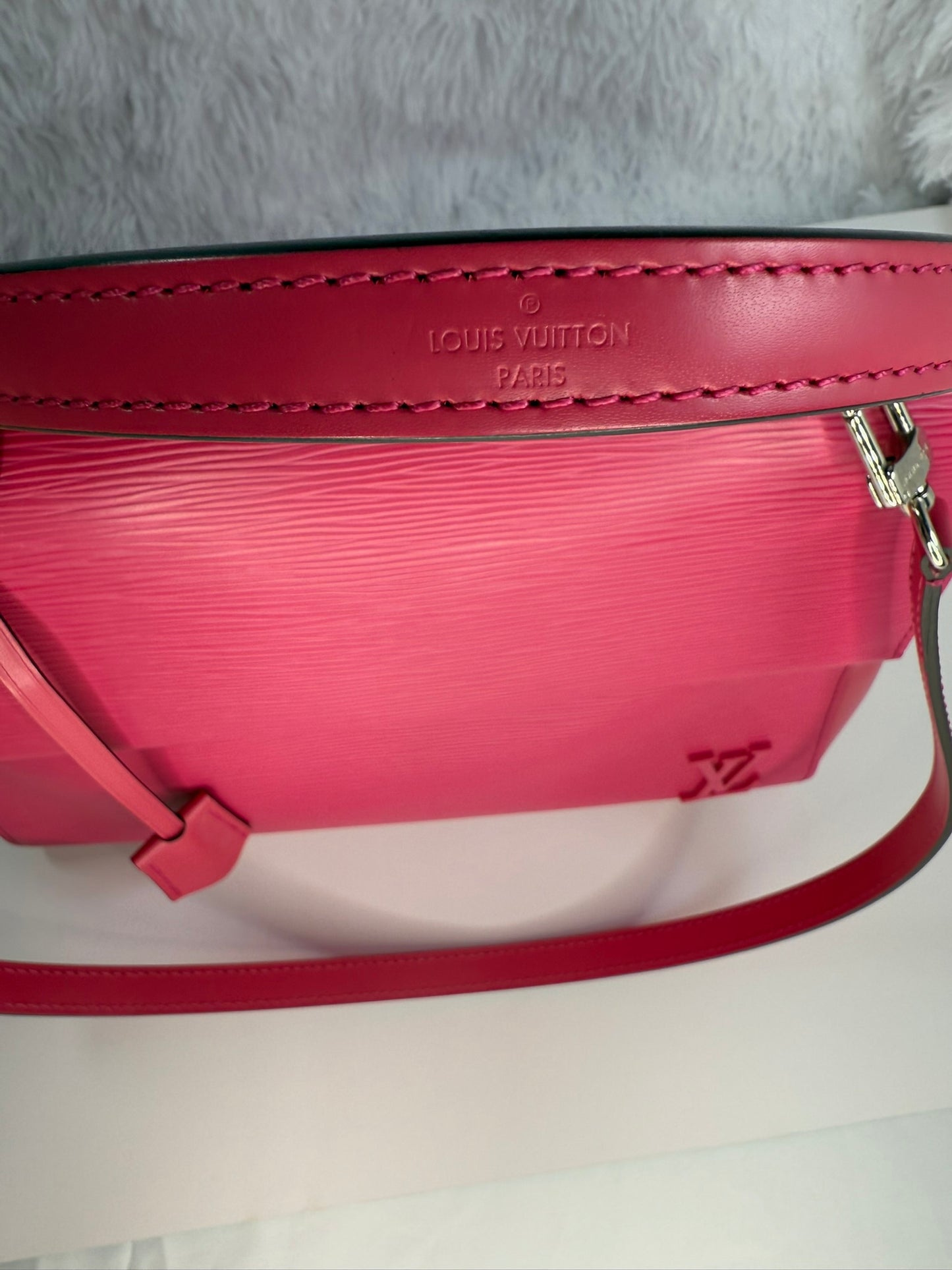 LOUIS VUITTON Cluny MM Epi Hot Pink